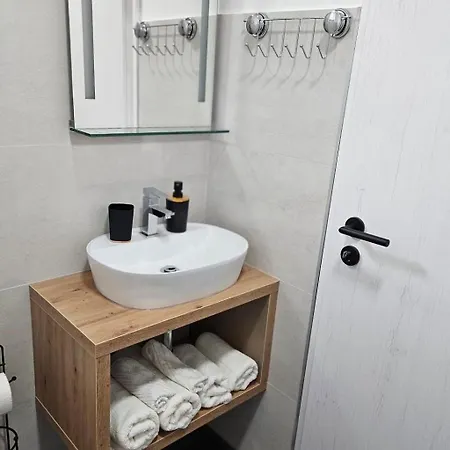 Studio-apartment Fuer 2 Personen Mit Terrasse By Interhome Apartmán *
